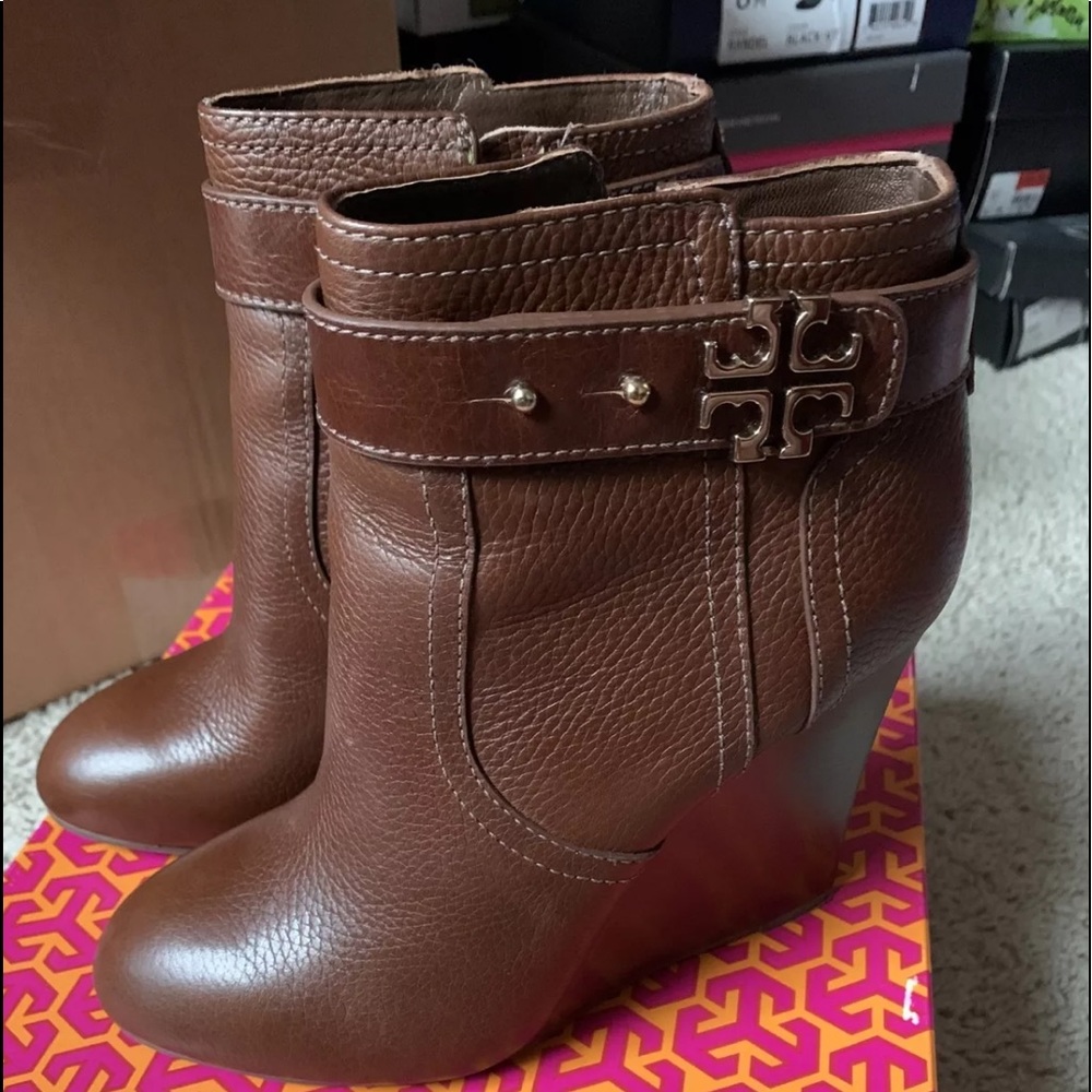TORY BURCH ELINA WEDGE LEATHER BOOTIES SIZE 8 NEW WITH BOX AND DUST BAG